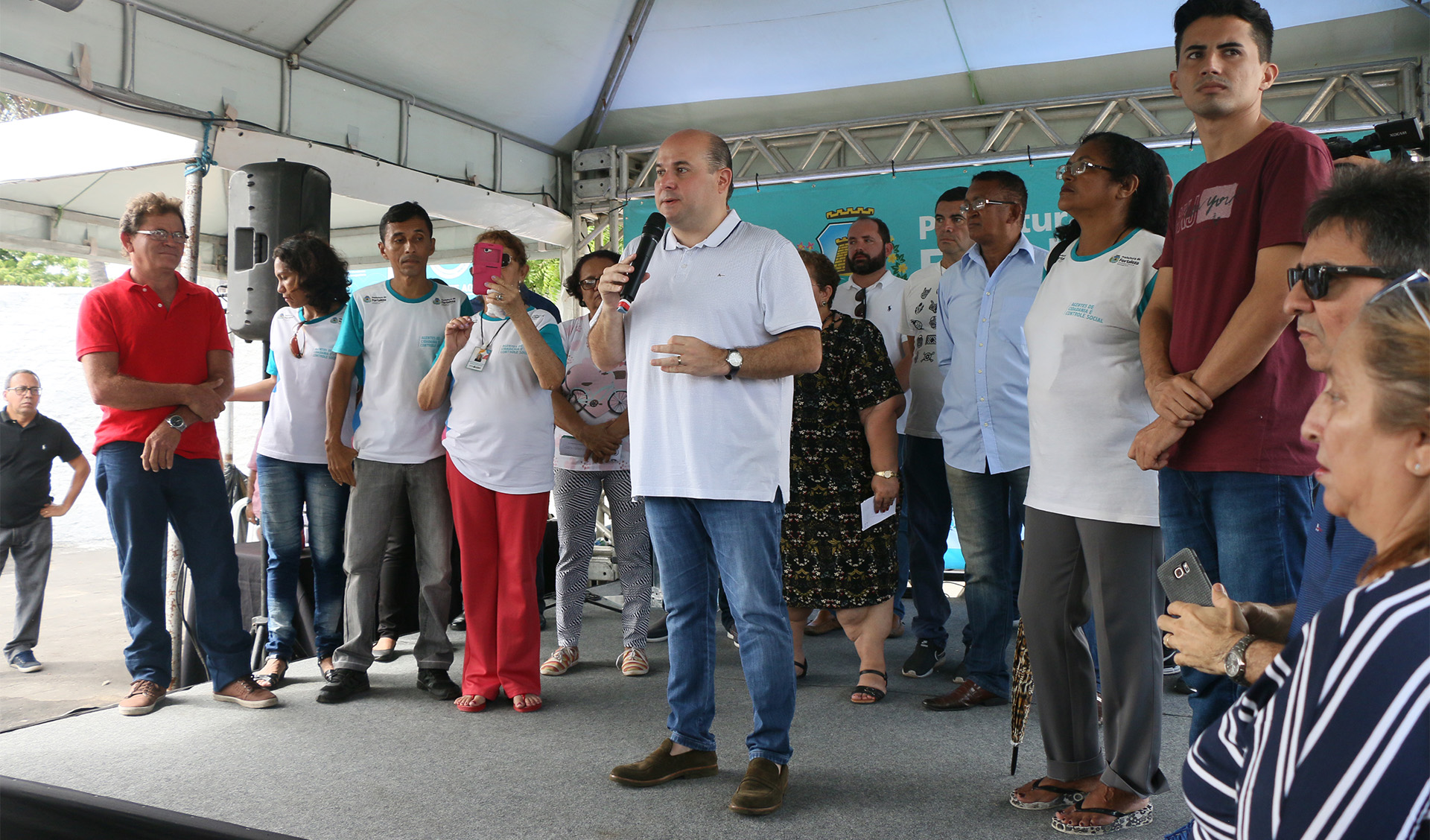 Prefeito Roberto Cláudio falando ao microfone em cima de um palco